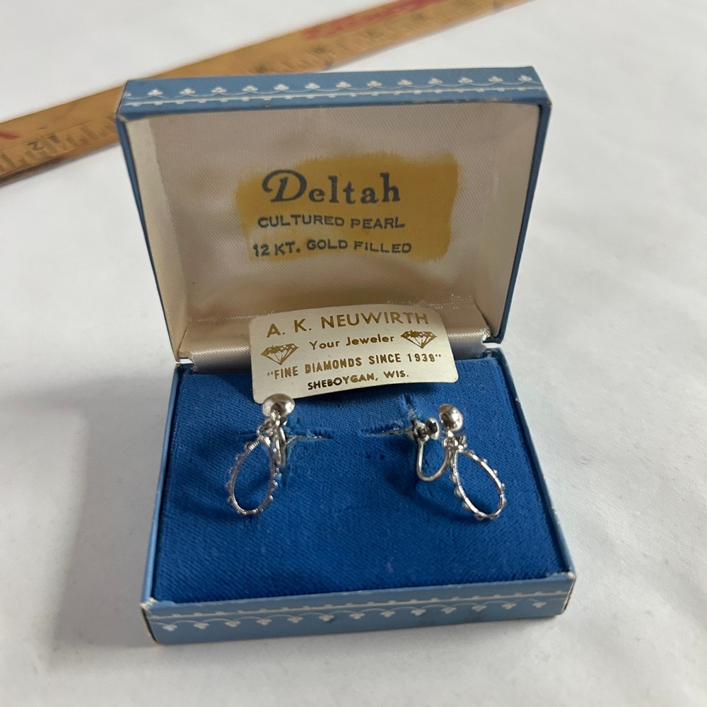 Deltah Vintage Screw Back Teardrop Earrings Silver Old Hollywood Retro Classic
